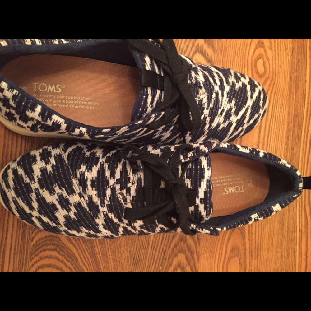 Women’s TOMS tennis shoes